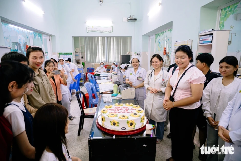 'Cựu bệnh nhân' ung thư tri ân bác sĩ và tiếp sức cho bệnh nhi ung thư