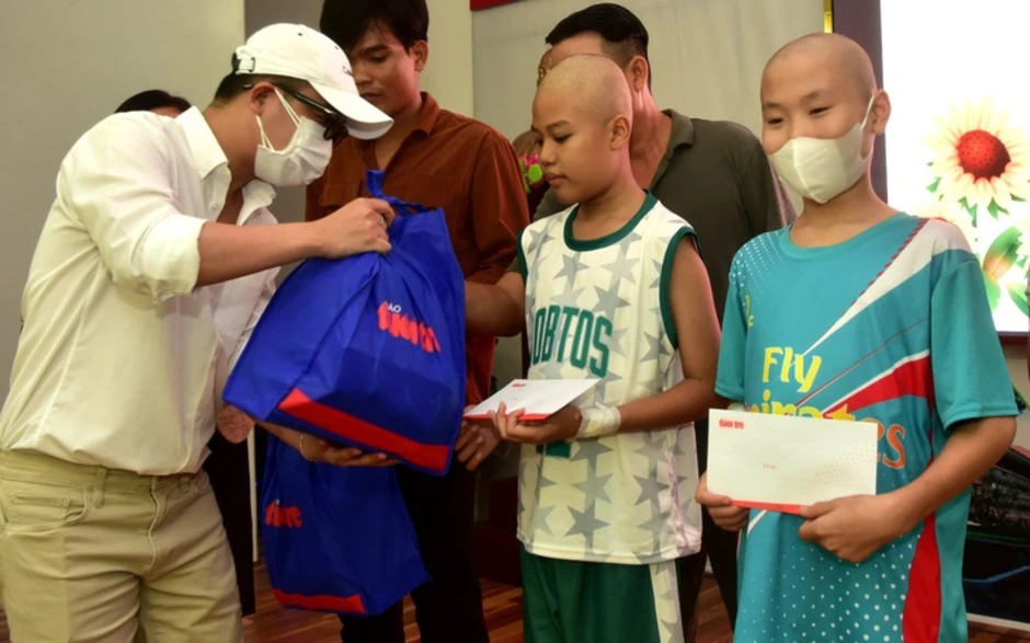 'Cựu bệnh nhân' ung thư tri ân bác sĩ và tiếp sức cho bệnh nhi ung thư