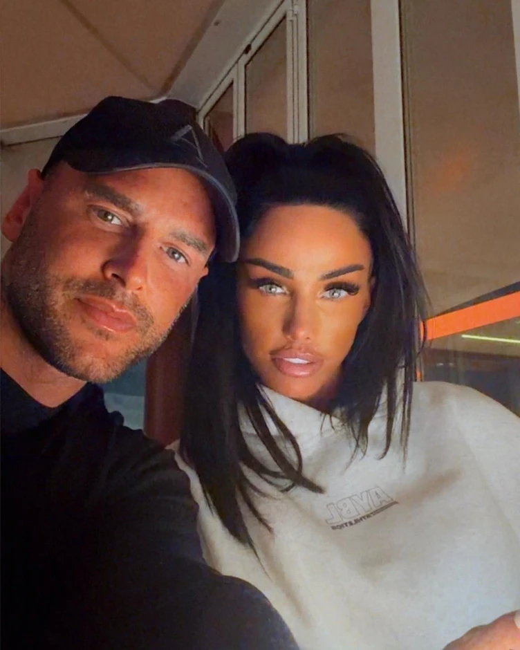Cựu 'bom sex' Katie Price cưới chồng lần 4 bất chấp gia đình can ngăn