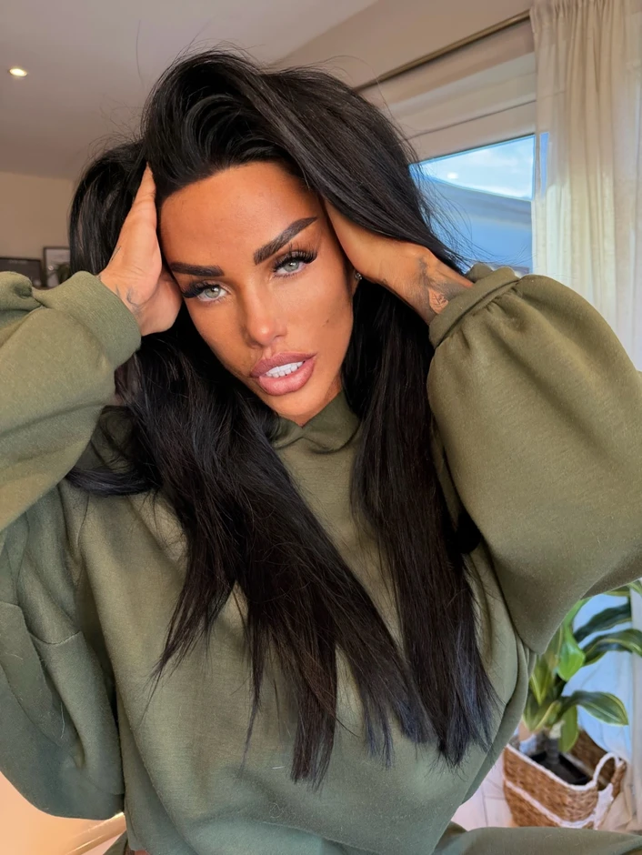Cựu 'bom sex' Katie Price cưới chồng lần 4 bất chấp gia đình can ngăn