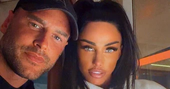 Cựu 'bom sex' Katie Price cưới chồng lần 4 bất chấp gia đình can ngăn