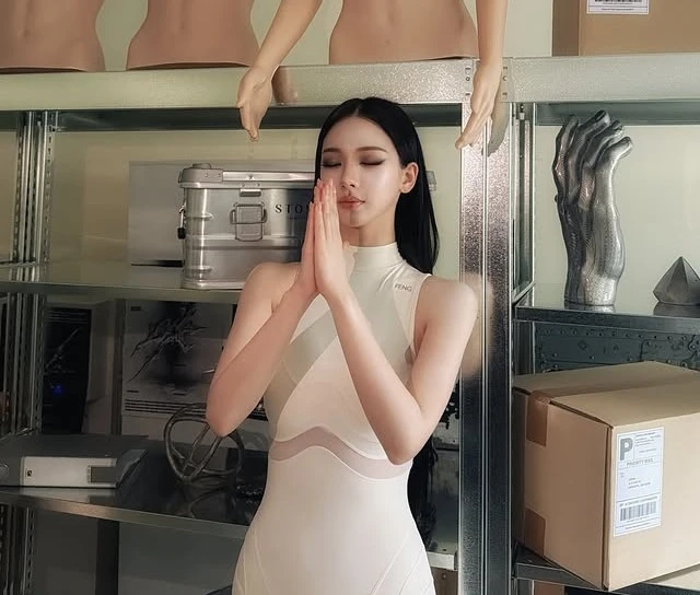 Đã tìm ra "ma nơ canh" sống của Kbiz, "thánh body" Lisa giờ chỉ còn là cái tên?