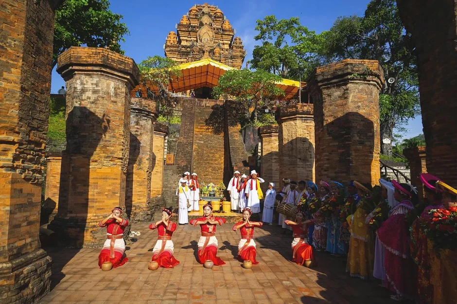 Đặc sắc lễ rước nước cầu mưa thuận, gió hòa tại Lễ hội Tháp Bà Pô Nagar Đặc sắc lễ rước nước cầu mưa thuận, gió hòa tại Lễ hội Tháp Bà Pô Nagar