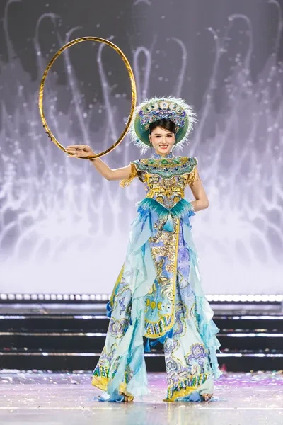 Đại diện Việt Nam tại Miss World 2026 lộng lẫy trong trang phục lấy cảm hứng từ tranh Đông Hồ Đại diện Việt Nam tại Miss World 2026 lộng lẫy trong trang phục lấy cảm hứng từ tranh Đông Hồ
