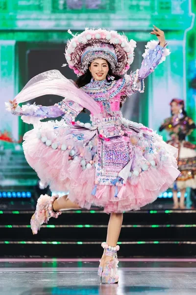 Đại diện Việt Nam tại Miss World 2026 lộng lẫy trong trang phục lấy cảm hứng từ tranh Đông Hồ Đại diện Việt Nam tại Miss World 2026 lộng lẫy trong trang phục lấy cảm hứng từ tranh Đông Hồ