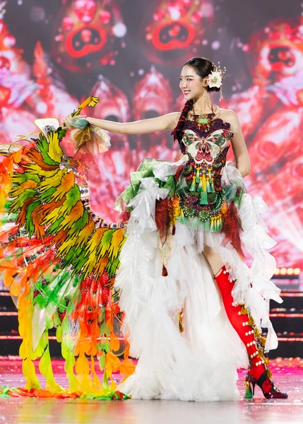 Đại diện Việt Nam tại Miss World 2026 lộng lẫy trong trang phục lấy cảm hứng từ tranh Đông Hồ Đại diện Việt Nam tại Miss World 2026 lộng lẫy trong trang phục lấy cảm hứng từ tranh Đông Hồ