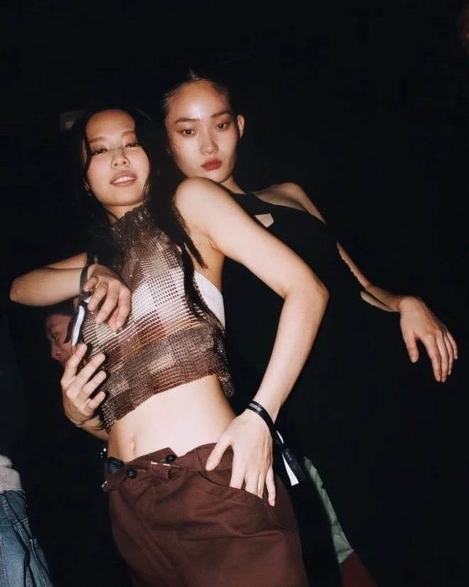 Đám cưới bạn thân Jennie - Song Hye Kyo: Cô dâu mặc đơn giản đi giày bệt vẫn chất, cả dàn sao tề tựu đông đủ Đám cưới bạn thân Jennie - Song Hye Kyo: Cô dâu mặc đơn giản đi giày bệt vẫn chất, cả dàn sao tề tựu đông đủ