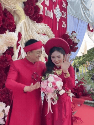 Đám cưới Hoài Lâm - Ngọc Trinh tại Vĩnh Long sáng nay: Cô dâu lộ bụng lùm lùm, netizen "hóng" 1 nhân vật xuất hiện Đám cưới Hoài Lâm - Ngọc Trinh tại Vĩnh Long sáng nay: Cô dâu lộ bụng lùm lùm, netizen "hóng" 1 nhân vật xuất hiện