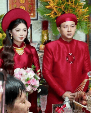 Đám cưới Hoài Lâm - Ngọc Trinh tại Vĩnh Long sáng nay: Cô dâu lộ bụng lùm lùm, netizen "hóng" 1 nhân vật xuất hiện Đám cưới Hoài Lâm - Ngọc Trinh tại Vĩnh Long sáng nay: Cô dâu lộ bụng lùm lùm, netizen "hóng" 1 nhân vật xuất hiện