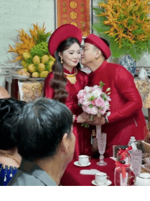 Đám cưới Hoài Lâm - Ngọc Trinh tại Vĩnh Long sáng nay: Cô dâu lộ bụng lùm lùm, netizen "hóng" 1 nhân vật xuất hiện Đám cưới Hoài Lâm - Ngọc Trinh tại Vĩnh Long sáng nay: Cô dâu lộ bụng lùm lùm, netizen "hóng" 1 nhân vật xuất hiện