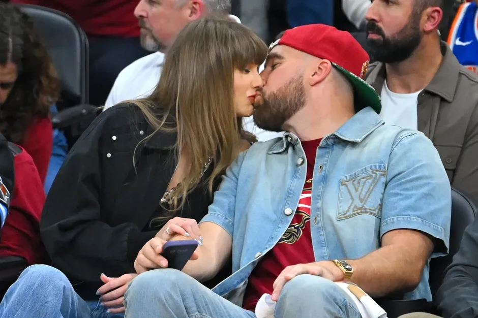 Đám cưới Taylor Swift và Travis Kelce thu hút sự chú ý tại New York Đám cưới Taylor Swift và Travis Kelce thu hút sự chú ý tại New York