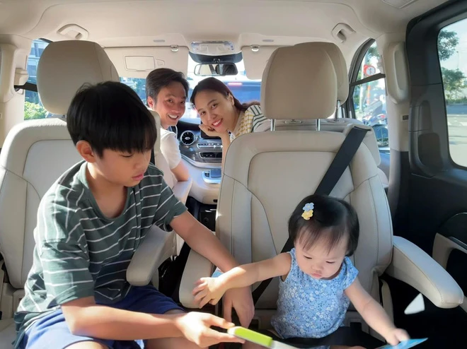 Đàm Thu Trang bận đi sắm đồ nội thất, Cường Đô La trông con đúng chuẩn nhà giàu, đưa con đi ngắm siêu xe mới chịu Đàm Thu Trang bận đi sắm đồ nội thất, Cường Đô La trông con đúng chuẩn nhà giàu, đưa con đi ngắm siêu xe mới chịu