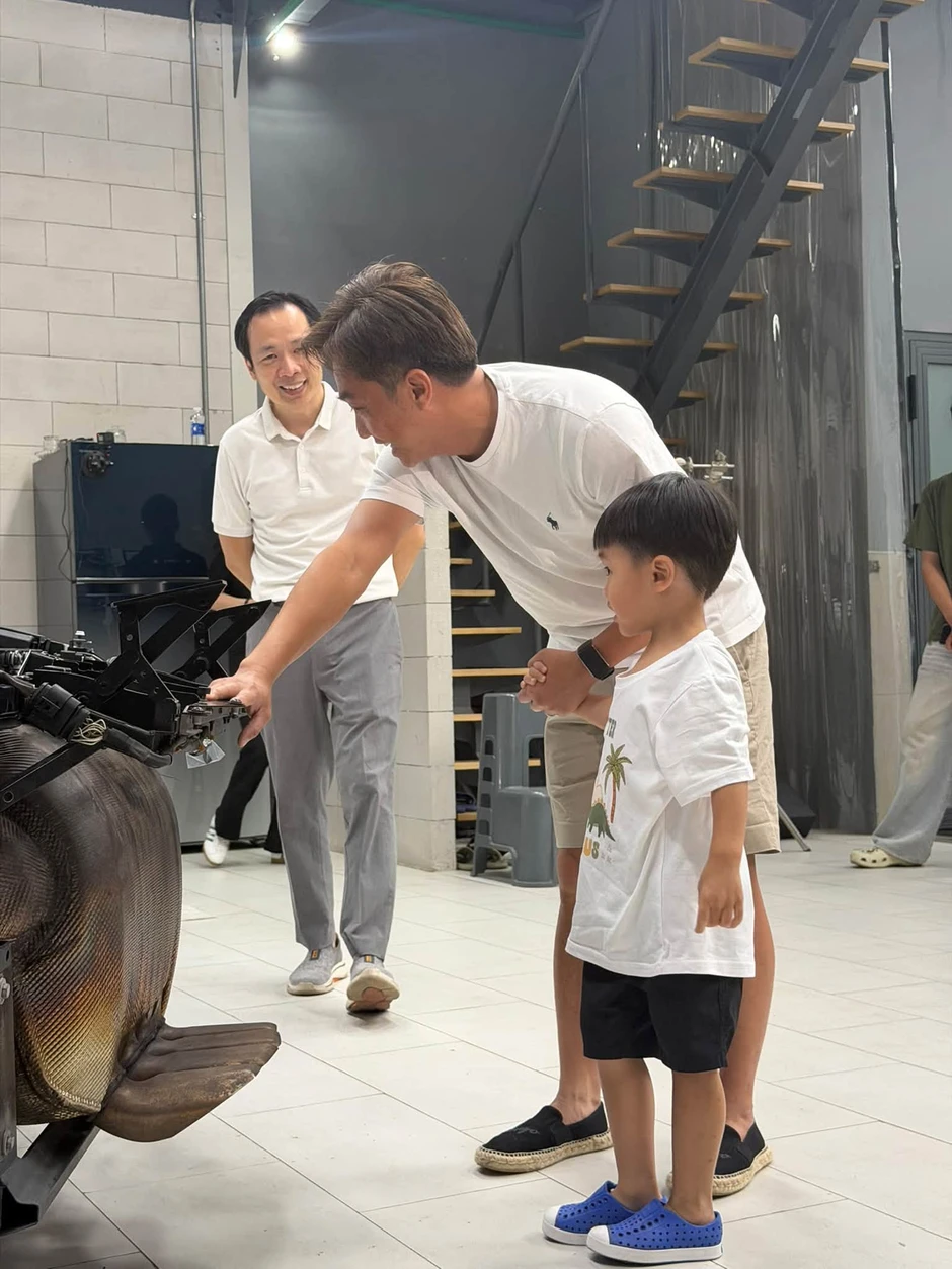 Đàm Thu Trang bận đi sắm đồ nội thất, Cường Đô La trông con đúng chuẩn nhà giàu, đưa con đi ngắm siêu xe mới chịu Đàm Thu Trang bận đi sắm đồ nội thất, Cường Đô La trông con đúng chuẩn nhà giàu, đưa con đi ngắm siêu xe mới chịu