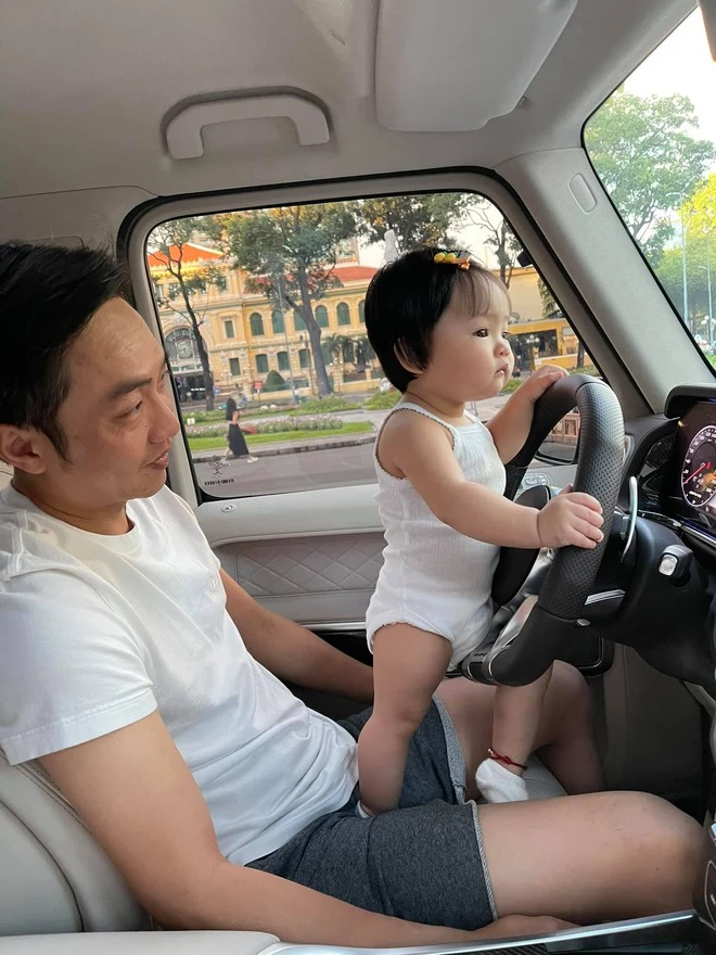 Đàm Thu Trang bận đi sắm đồ nội thất, Cường Đô La trông con đúng chuẩn nhà giàu, đưa con đi ngắm siêu xe mới chịu Đàm Thu Trang bận đi sắm đồ nội thất, Cường Đô La trông con đúng chuẩn nhà giàu, đưa con đi ngắm siêu xe mới chịu