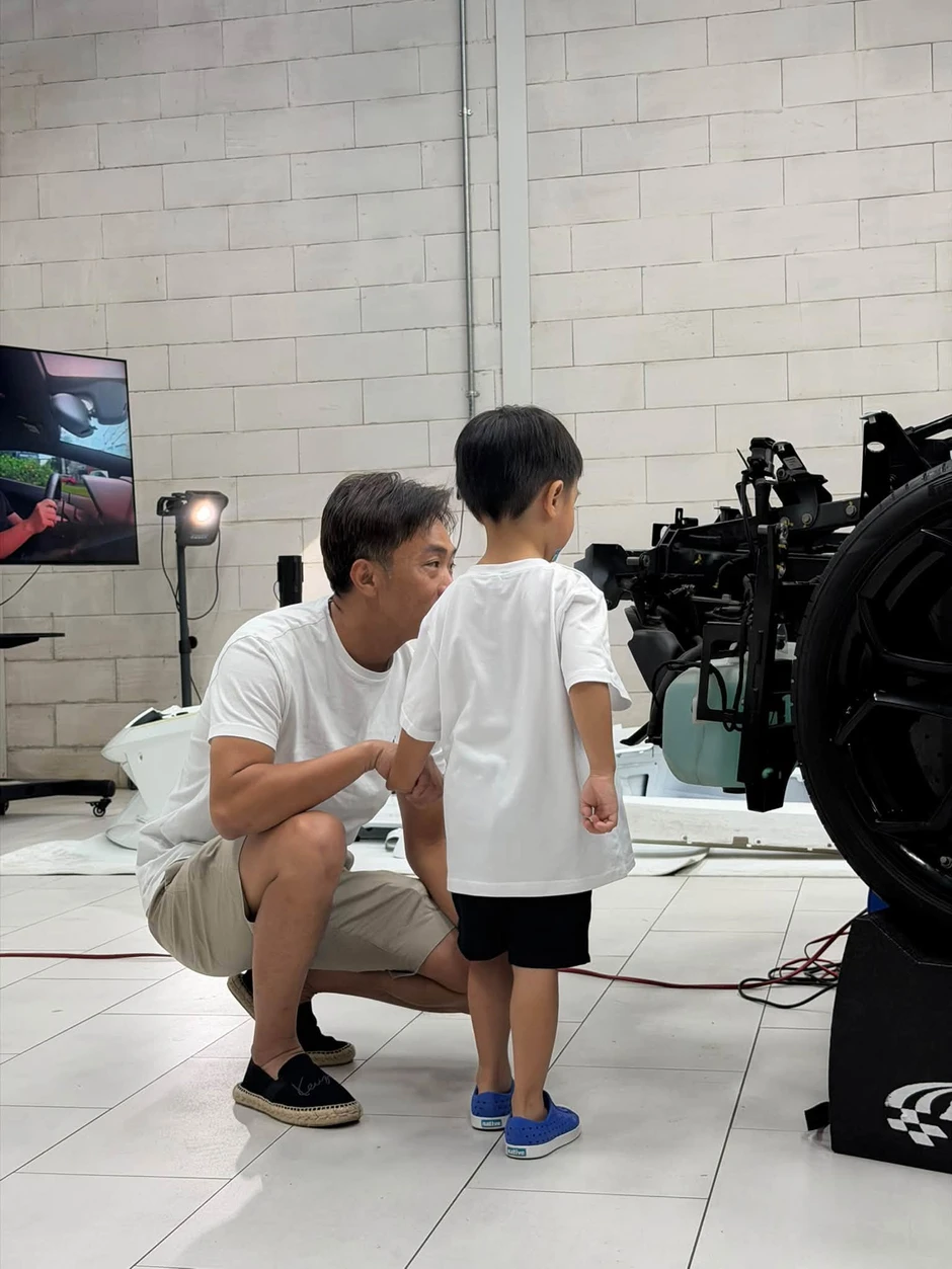 Đàm Thu Trang bận đi sắm đồ nội thất, Cường Đô La trông con đúng chuẩn nhà giàu, đưa con đi ngắm siêu xe mới chịu Đàm Thu Trang bận đi sắm đồ nội thất, Cường Đô La trông con đúng chuẩn nhà giàu, đưa con đi ngắm siêu xe mới chịu