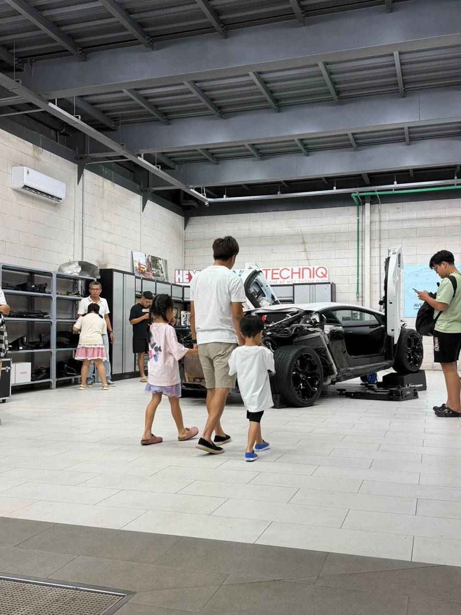 Đàm Thu Trang bận đi sắm đồ nội thất, Cường Đô La trông con đúng chuẩn nhà giàu, đưa con đi ngắm siêu xe mới chịu Đàm Thu Trang bận đi sắm đồ nội thất, Cường Đô La trông con đúng chuẩn nhà giàu, đưa con đi ngắm siêu xe mới chịu