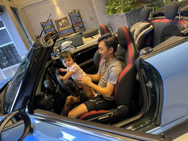 Đàm Thu Trang bận đi sắm đồ nội thất, Cường Đô La trông con đúng chuẩn nhà giàu, đưa con đi ngắm siêu xe mới chịu Đàm Thu Trang bận đi sắm đồ nội thất, Cường Đô La trông con đúng chuẩn nhà giàu, đưa con đi ngắm siêu xe mới chịu