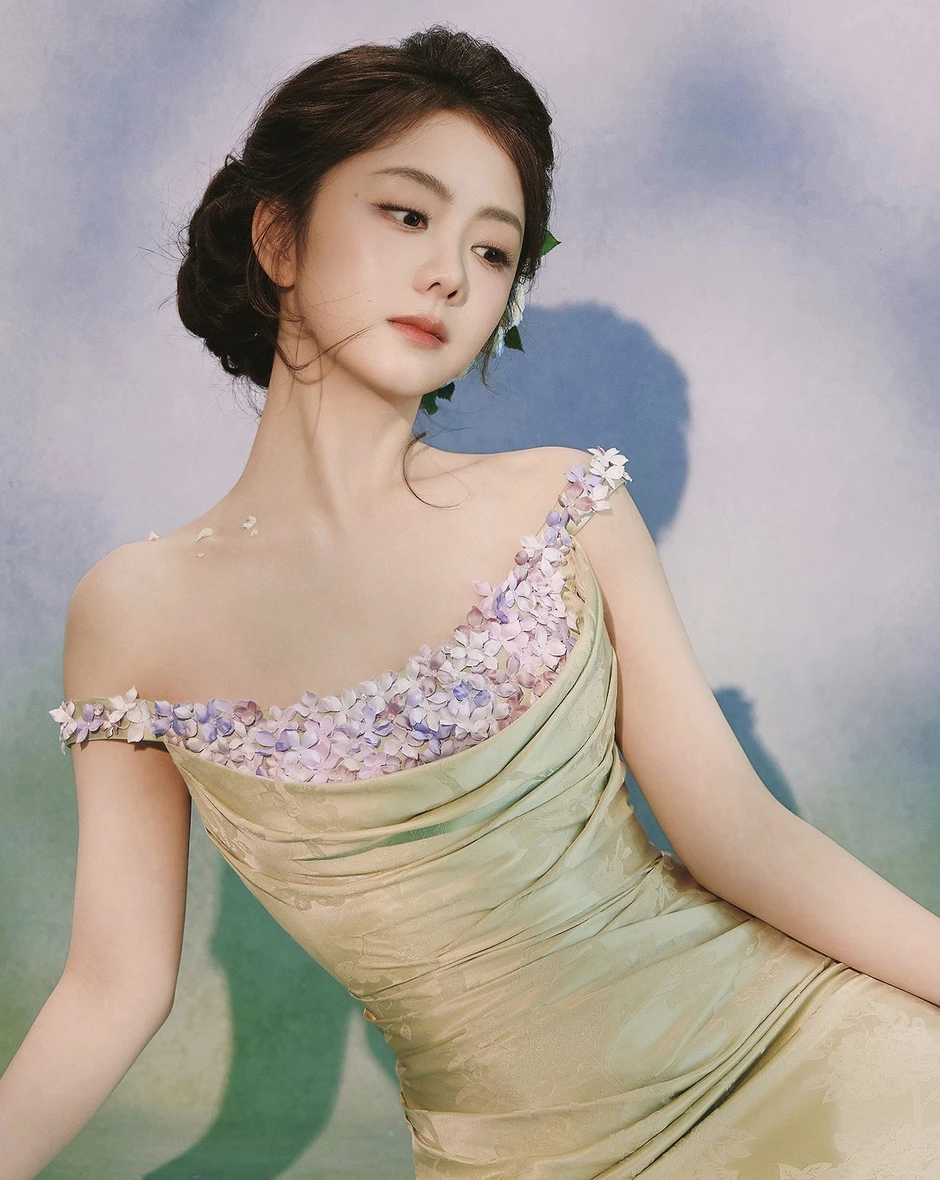 Đàm Tùng Vận vượt xa Địch Lệ Nhiệt Ba Đàm Tùng Vận vượt xa Địch Lệ Nhiệt Ba