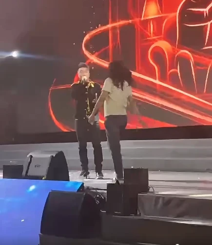 Đàm Vĩnh Hưng suýt bị "tấn công vật lý" Đàm Vĩnh Hưng suýt bị "tấn công vật lý"