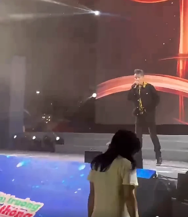 Đàm Vĩnh Hưng suýt bị "tấn công vật lý" Đàm Vĩnh Hưng suýt bị "tấn công vật lý"