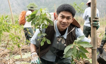 Dàn ca sĩ lội bùn trồng cây tại đầm Vân Long