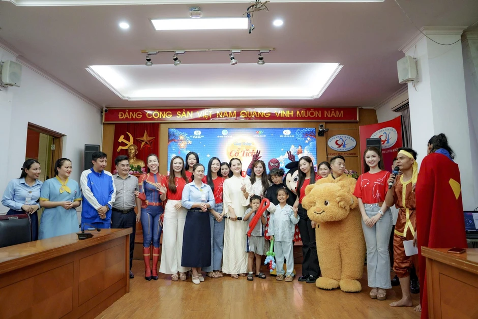 Dàn hoa hậu, á hậu sẻ chia yêu thương với trẻ em mắc bệnh tim dịp Trung thu Dàn hoa hậu, á hậu sẻ chia yêu thương với trẻ em mắc bệnh tim dịp Trung thu