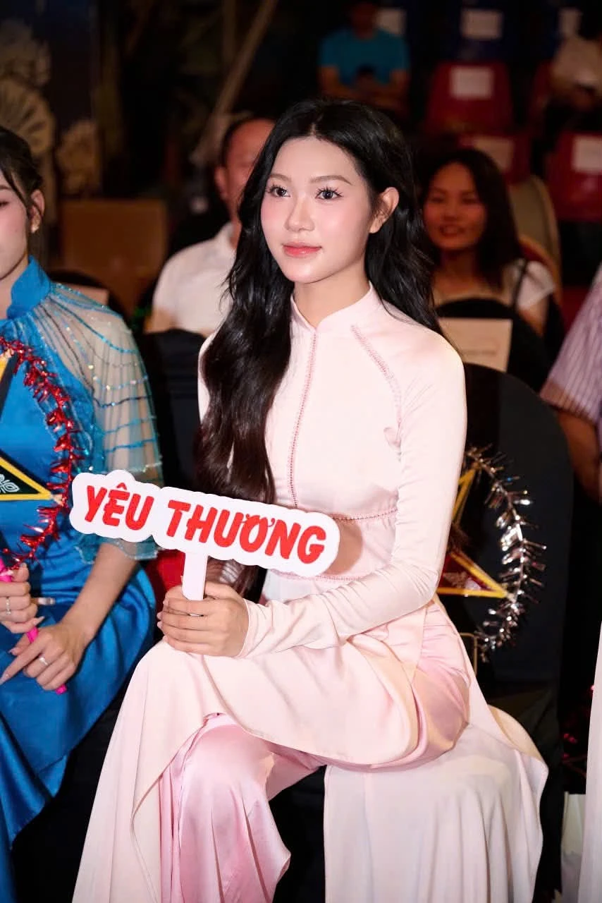 Dàn hoa hậu, á hậu sẻ chia yêu thương với trẻ em mắc bệnh tim dịp Trung thu Dàn hoa hậu, á hậu sẻ chia yêu thương với trẻ em mắc bệnh tim dịp Trung thu