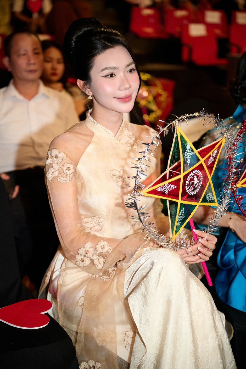 Dàn hoa hậu, á hậu sẻ chia yêu thương với trẻ em mắc bệnh tim dịp Trung thu Dàn hoa hậu, á hậu sẻ chia yêu thương với trẻ em mắc bệnh tim dịp Trung thu