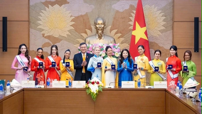 Dàn mỹ nhân quốc tế tìm hiểu di sản văn hóa Việt Nam Dàn mỹ nhân quốc tế tìm hiểu di sản văn hóa Việt Nam