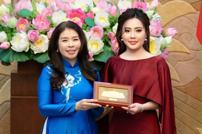 Dàn mỹ nhân quốc tế tìm hiểu di sản văn hóa Việt Nam Dàn mỹ nhân quốc tế tìm hiểu di sản văn hóa Việt Nam