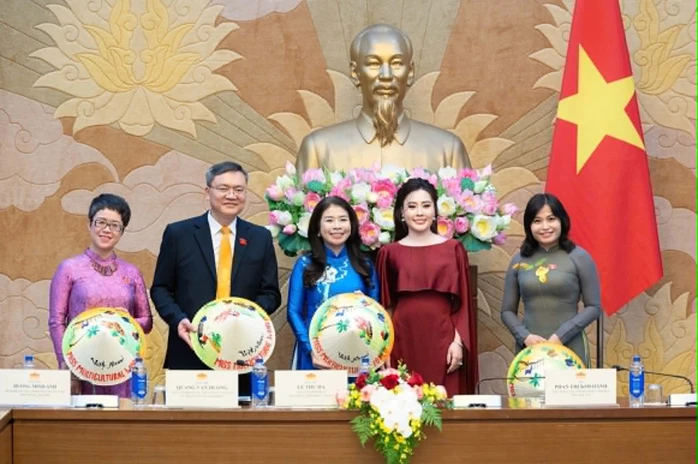 Dàn mỹ nhân quốc tế tìm hiểu di sản văn hóa Việt Nam Dàn mỹ nhân quốc tế tìm hiểu di sản văn hóa Việt Nam