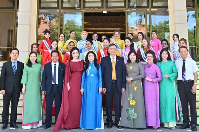 Dàn mỹ nhân quốc tế tìm hiểu di sản văn hóa Việt Nam Dàn mỹ nhân quốc tế tìm hiểu di sản văn hóa Việt Nam