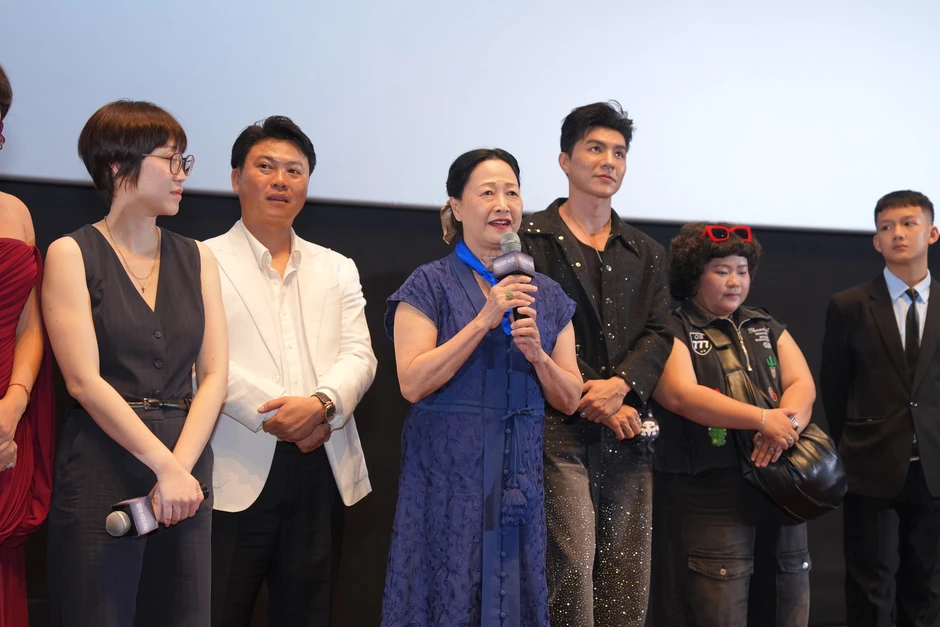 Dàn sao "Trại Buôn Người" hội tụ tại Hà Nội, Quách Ngọc Ngoan đưa con gái lên thảm đỏ, ân cần chăm sóc Dàn sao "Trại Buôn Người" hội tụ tại Hà Nội, Quách Ngọc Ngoan đưa con gái lên thảm đỏ, ân cần chăm sóc