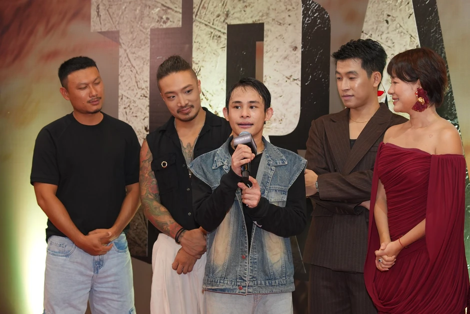 Dàn sao "Trại Buôn Người" hội tụ tại Hà Nội, Quách Ngọc Ngoan đưa con gái lên thảm đỏ, ân cần chăm sóc Dàn sao "Trại Buôn Người" hội tụ tại Hà Nội, Quách Ngọc Ngoan đưa con gái lên thảm đỏ, ân cần chăm sóc