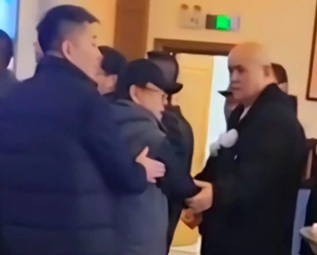 Dàn sao Tây du ký xúc động tiễn biệt vợ “Đường Tăng” Trì Trọng Thụy Dàn sao Tây du ký xúc động tiễn biệt vợ “Đường Tăng” Trì Trọng Thụy