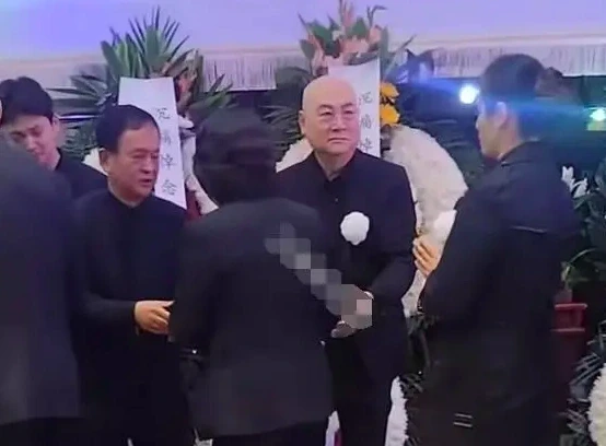 Dàn sao Tây du ký xúc động tiễn biệt vợ “Đường Tăng” Trì Trọng Thụy Dàn sao Tây du ký xúc động tiễn biệt vợ “Đường Tăng” Trì Trọng Thụy