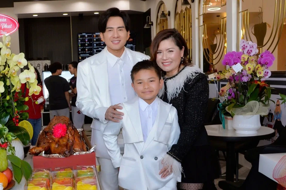 Đan Trường và vợ cũ mở quán chung, dạy con trai kinh doanh từ nhỏ