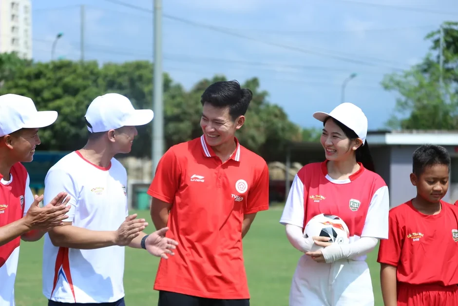 Dàn tuyển thủ ĐT Việt Nam trực tiếp huấn luyện tại Cầu thủ nhí Dàn tuyển thủ ĐT Việt Nam trực tiếp huấn luyện tại Cầu thủ nhí