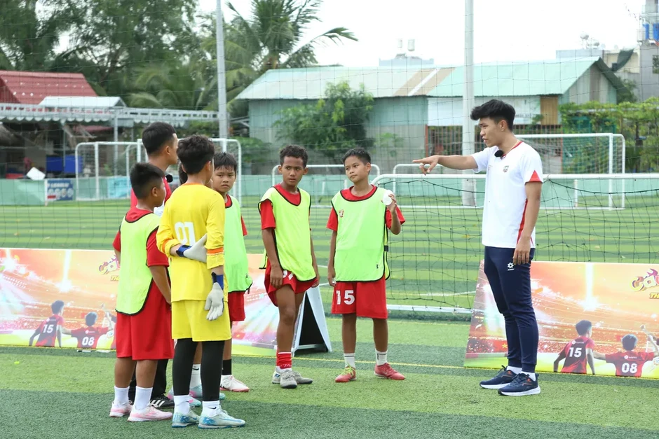 Dàn tuyển thủ ĐT Việt Nam trực tiếp huấn luyện tại Cầu thủ nhí Dàn tuyển thủ ĐT Việt Nam trực tiếp huấn luyện tại Cầu thủ nhí