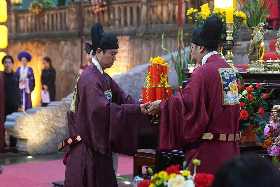 Dâng hương khai Xuân Bính Ngọ tại Điện Kính Thiên, Hoàng thành Thăng Long Dâng hương khai Xuân Bính Ngọ tại Điện Kính Thiên, Hoàng thành Thăng Long