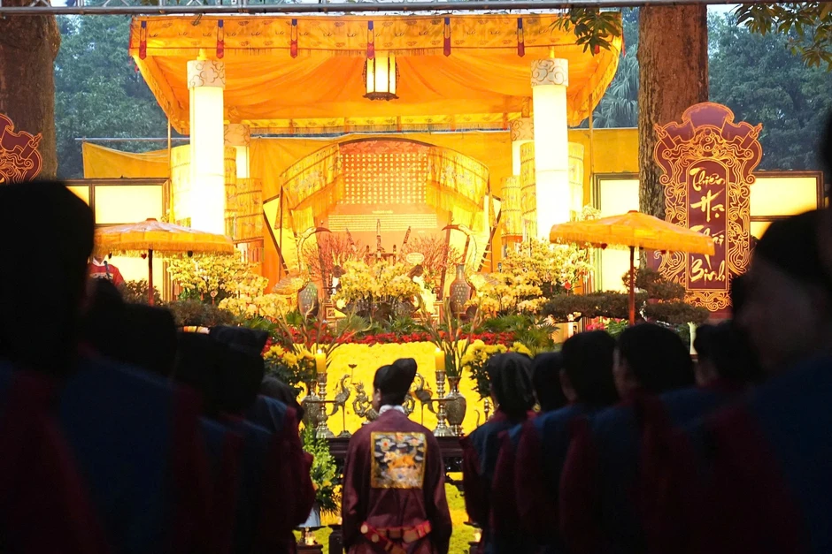 Dâng hương khai Xuân Bính Ngọ tại Điện Kính Thiên, Hoàng thành Thăng Long Dâng hương khai Xuân Bính Ngọ tại Điện Kính Thiên, Hoàng thành Thăng Long