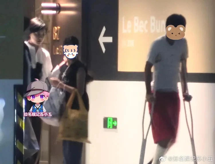 Đang nóng clip cặp đôi vàng số 1 showbiz cãi nhau to ở TTTM trước mặt 2 con, đùng đùng lên xe bỏ về không thèm nhìn mặt nhau Đang nóng clip cặp đôi vàng số 1 showbiz cãi nhau to ở TTTM trước mặt 2 con, đùng đùng lên xe bỏ về không thèm nhìn mặt nhau