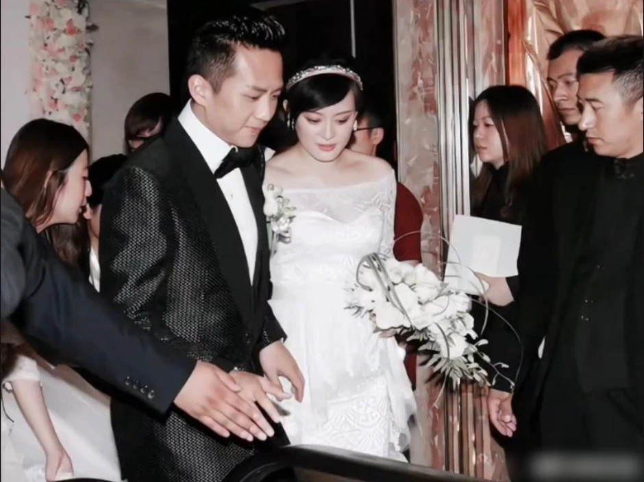 Đang nóng clip cặp đôi vàng số 1 showbiz cãi nhau to ở TTTM trước mặt 2 con, đùng đùng lên xe bỏ về không thèm nhìn mặt nhau Đang nóng clip cặp đôi vàng số 1 showbiz cãi nhau to ở TTTM trước mặt 2 con, đùng đùng lên xe bỏ về không thèm nhìn mặt nhau