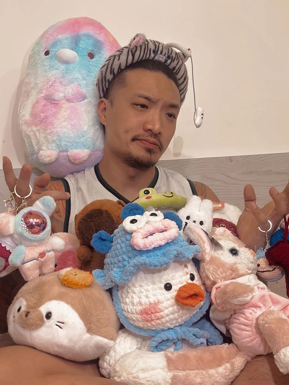 Danh tính ác nhân của Trại Buôn Người: Giao diện hổ báo, hệ điều hành “Hello Kitty”, con trai của một Nghệ sĩ Ưu tú