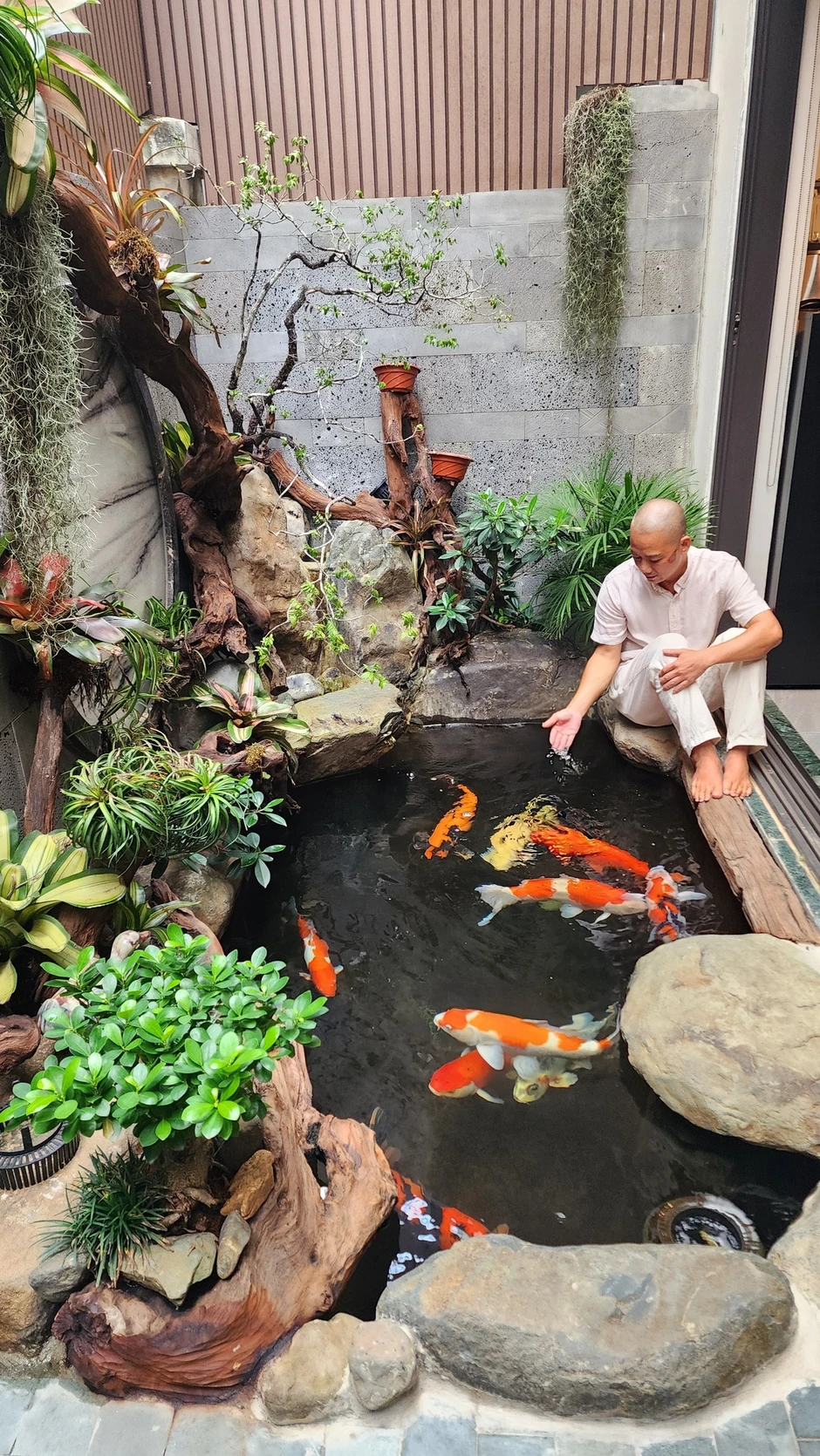 Đạo diễn là con trai NSND nổi tiếng, từng chỉ đạo cả bố đóng phim: U55 viên mãn bên vợ kém 9 tuổi, từng đi thi Hoa hậu Đạo diễn là con trai NSND nổi tiếng, từng chỉ đạo cả bố đóng phim: U55 viên mãn bên vợ kém 9 tuổi, từng đi thi Hoa hậu
