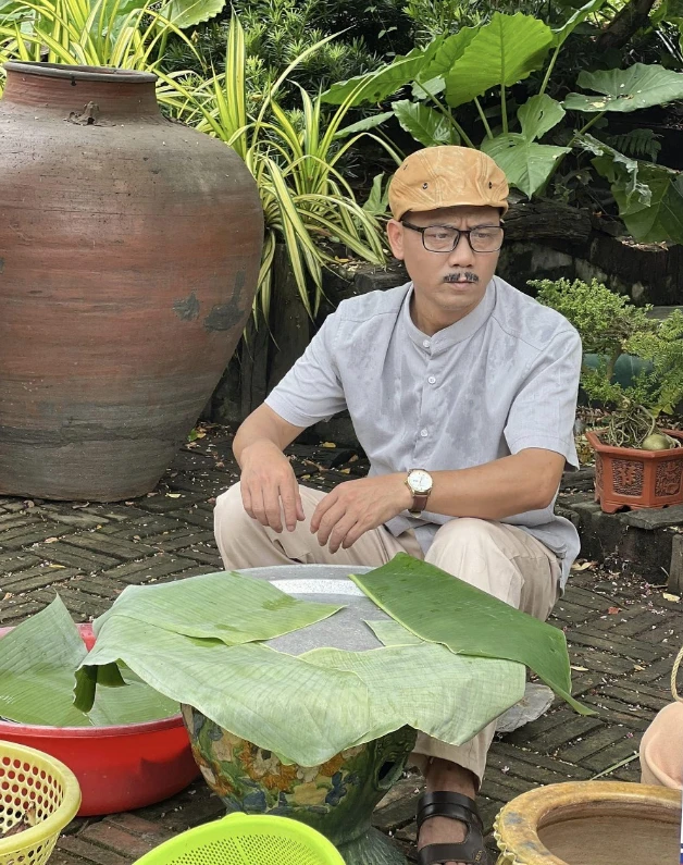 Đạo diễn là con trai NSND nổi tiếng, từng chỉ đạo cả bố đóng phim: U55 viên mãn bên vợ kém 9 tuổi, từng đi thi Hoa hậu Đạo diễn là con trai NSND nổi tiếng, từng chỉ đạo cả bố đóng phim: U55 viên mãn bên vợ kém 9 tuổi, từng đi thi Hoa hậu