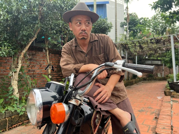 Đạo diễn là con trai NSND nổi tiếng, từng chỉ đạo cả bố đóng phim: U55 viên mãn bên vợ kém 9 tuổi, từng đi thi Hoa hậu Đạo diễn là con trai NSND nổi tiếng, từng chỉ đạo cả bố đóng phim: U55 viên mãn bên vợ kém 9 tuổi, từng đi thi Hoa hậu