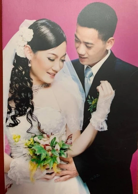 Đạo diễn là con trai NSND nổi tiếng, từng chỉ đạo cả bố đóng phim: U55 viên mãn bên vợ kém 9 tuổi, từng đi thi Hoa hậu Đạo diễn là con trai NSND nổi tiếng, từng chỉ đạo cả bố đóng phim: U55 viên mãn bên vợ kém 9 tuổi, từng đi thi Hoa hậu