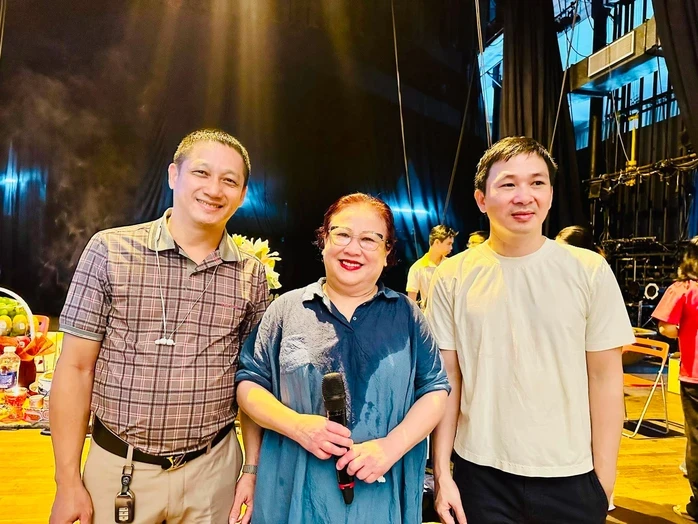 Đạo diễn Minh Nguyệt khởi công vở kịch "Áo xưa dù nhàu", có nhiều nghệ sĩ nổi tiếng Đạo diễn Minh Nguyệt khởi công vở kịch "Áo xưa dù nhàu", có nhiều nghệ sĩ nổi tiếng