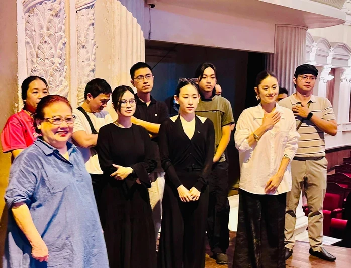 Đạo diễn Minh Nguyệt khởi công vở kịch "Áo xưa dù nhàu", có nhiều nghệ sĩ nổi tiếng Đạo diễn Minh Nguyệt khởi công vở kịch "Áo xưa dù nhàu", có nhiều nghệ sĩ nổi tiếng
